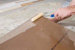 It's important to spread the glue out to the edges of both the laminate and the countertops.
