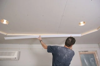 The bead is then positioned on the ceiling. Note that the first piece attached in the corners can be installed with the end cut square.