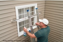 Ladder stabilizers are among the most useful accessories by helping to secure the ladder, protecting the house and allowing easy access to windows for cleaning and maintenance. 