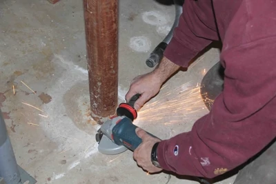 The column must be cut out flush with the foundation floor.