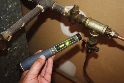 General Tools' PNG2000A Combustible Gas Detector Pen is ideal for inspectors, contractors and homeowners to check gas leaks in plumbing and appliances.