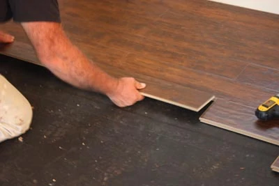 The tongues of the laminate boards fit into the grooves of the preceding rows at an angle.
