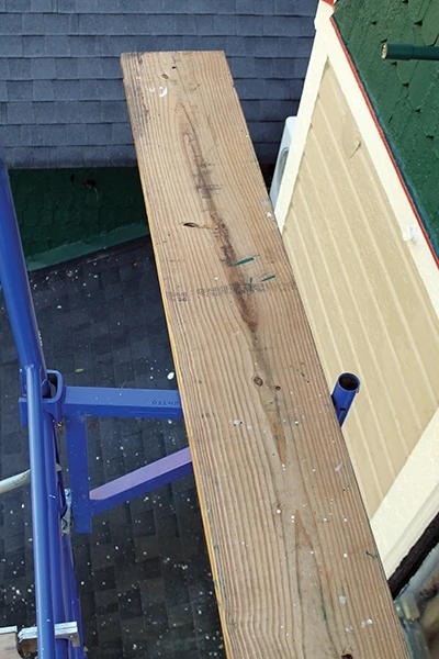 To handle extra materials, equip the brackets with boards to expand the work surface. 