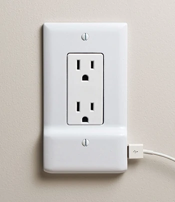 SnapPower_Product_USBCharger_Duplex_White_StraightOn_Plugged_Web_v01