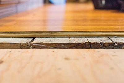  Après avoir réglé les problèmes d'humidité dans le vide sanitaire sous le plancher, l'ordre du jour suivant consistait à préparer le sous-plancher. Pour augmenter la hauteur du nouveau plancher fini pour correspondre à une pièce adjacente, nous avons installé une couche 1/2 