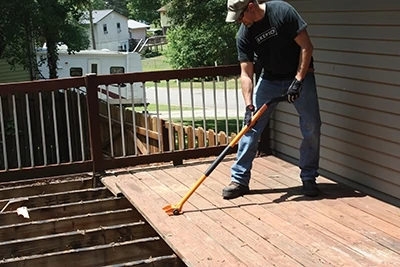 We removed the old decking with the Gutster demolition tool. 