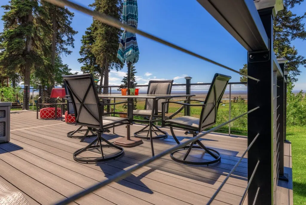 Voyage Decking in Sierra and Tundra with ALX Contemporary Cable in Textured Black (Photo by FWD Construction